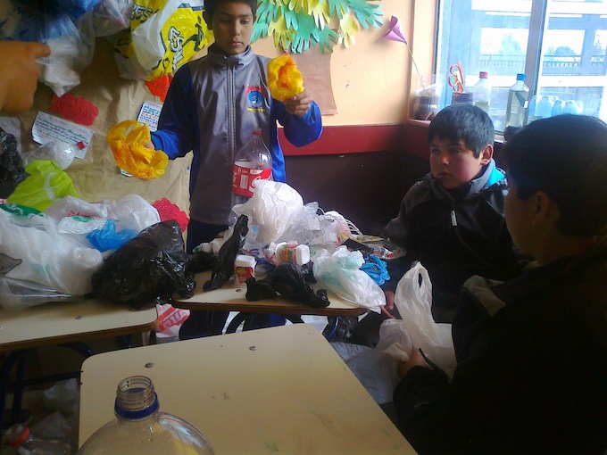 Seleccionando la basura para los ecoladrillos